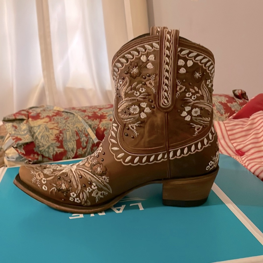 Lane Women’s size 9.5 style is Chloe Bootie